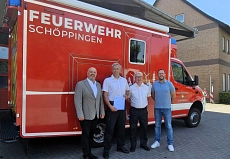 Bürgermeister Christoph Giesel, Thomas Sievert, Leiter der Feuerwehr Ralf Mensing und Fabian Wellers stehen gemeinsam auf dem Foto vor dem Feuerwehrauto