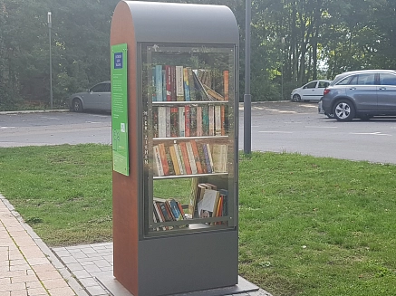ein gut gefüllter Bücherschrank ist zu sehen