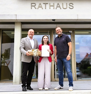 Der Bürgermeister Christoph Giesel, Chantal Oosterveen und Fabian Wellers stehen vor dem Rathaus zum gemeinsamen Foto&nbsp;&copy;&nbsp;Gemeinde Schöppingen