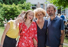 Eine Gastfamilie mit ihrem Gastkind