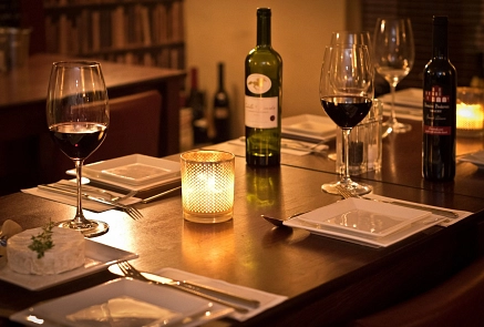 ein gedeckter Tisch ist zu sehen