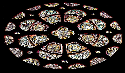 ein buntes Kirchenfenster