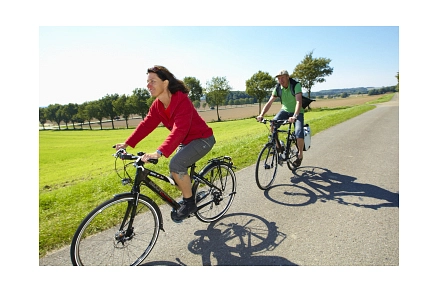2 Radfahrerinnen sind auf Tour