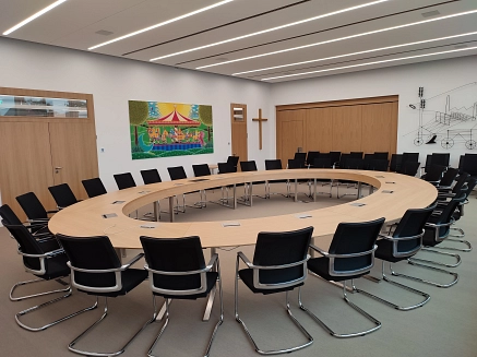 Sitzungssaal im Neuen Rathaus Hier ist der neue Sitzungssaal im kernsanierten Neuen Rathaus abgebildet. In diesem Raum befindet sich ein großer ovaler Sitzungstisch mit schwarzen Stühlen für dreißig Personen. © Gemeinde Schöppingen