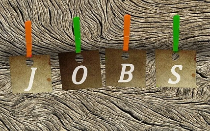 Die Buchstaben des Wortes Jobs sind mit Wäscheklammern aufgehängt.