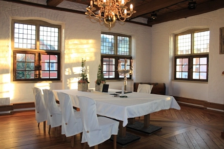 Das Foto zeigt einen festlich hergerichteten Tisch mit Stühlen im Festsaal des Alten Rathauses.&nbsp;&copy;&nbsp;Gemeinde Schöppingen