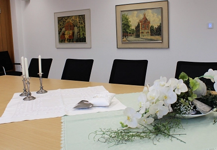 der dekorierte Tisch im Trauzimmer des Neuen Rathauses ist zu sehen.