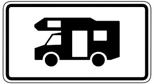 Ein Wohnmobilverkehrsschild ist zu sehen